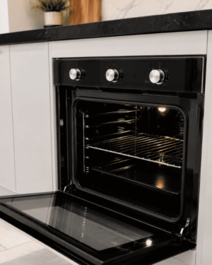 Forno de embutir instalado em bancada após serviço de conversão para gás encanado.
