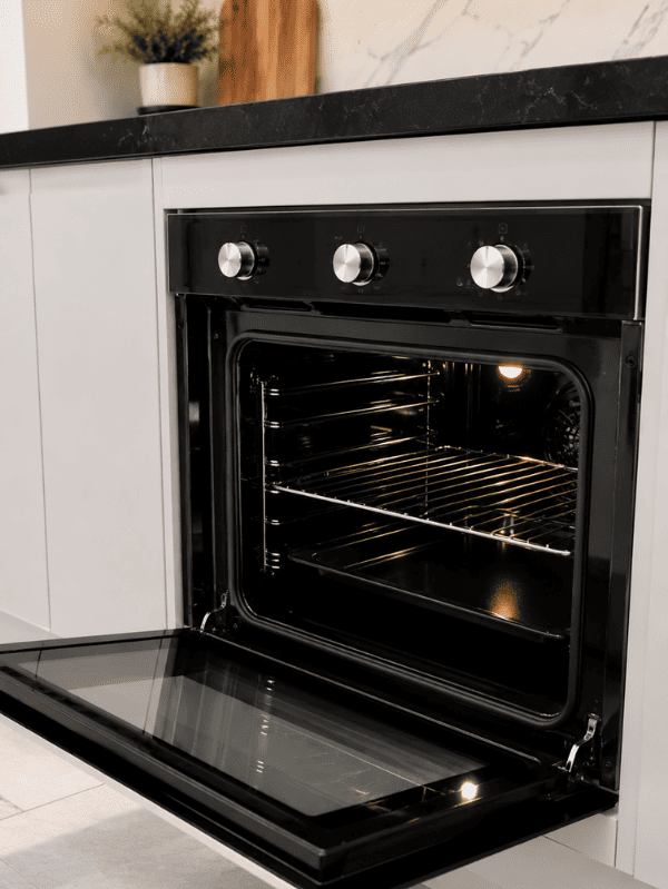 Forno de embutir instalado em bancada após serviço de conversão para gás encanado.