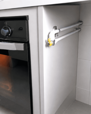 Ponto de gás remanejado na lateral de um forno instalado em bancada de cozinha.
