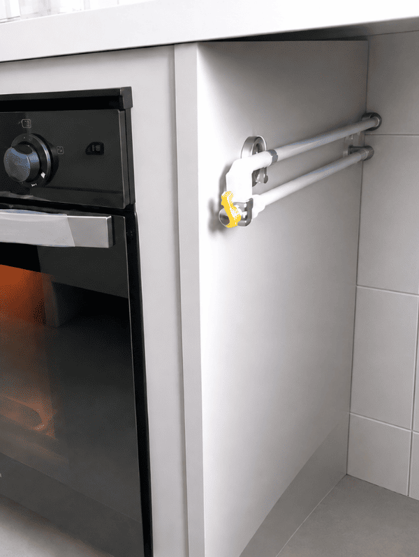 Ponto de gás remanejado na lateral de um forno instalado em bancada de cozinha.