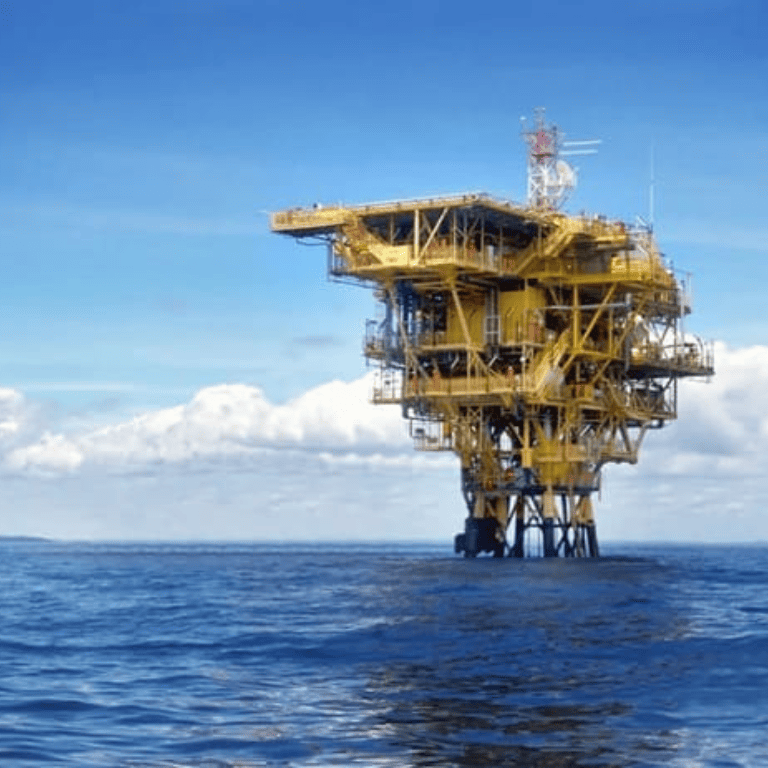 Plataforma offshore representando a infraestrutura do setor de gás natural no Brasil.