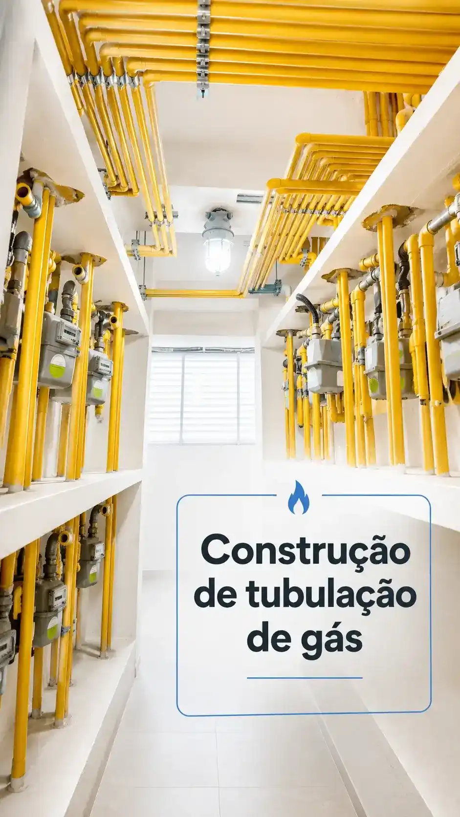 Rede de tubulação de gás pintada de amarelo, instalada em área técnica com medidores de gás.